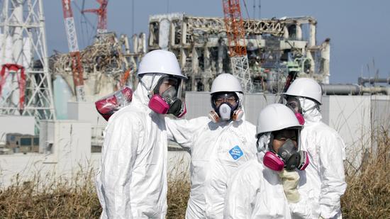 Vor einem Jahr wurde Japan von einem schweren Beben, einem Tsunami und der anschließenden Havarie des Atomkraftwerks Fukushima I erschüttert. Seitdem versuchen Arbeiter vor Ort und in der näheren Umgebung, radioaktiv verstrahlte Partikel zu beseitigen. Quelle: dpa