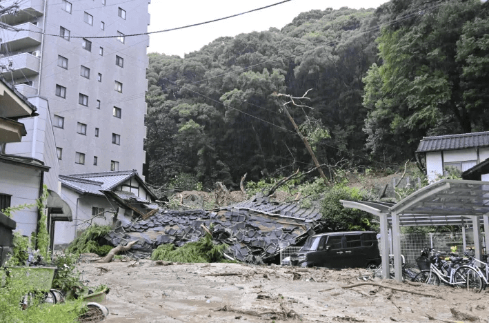 松山・緑町の城山で土砂崩れ住宅倒壊 40～90代３人不明｜愛媛新聞ONLINE 10 11 2024 11 57 AM